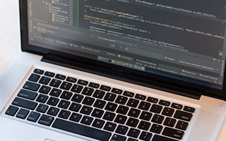 How can online courses help you learn C programming?