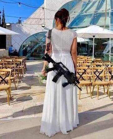 Why do Israelis carry guns with them?-第2张图片